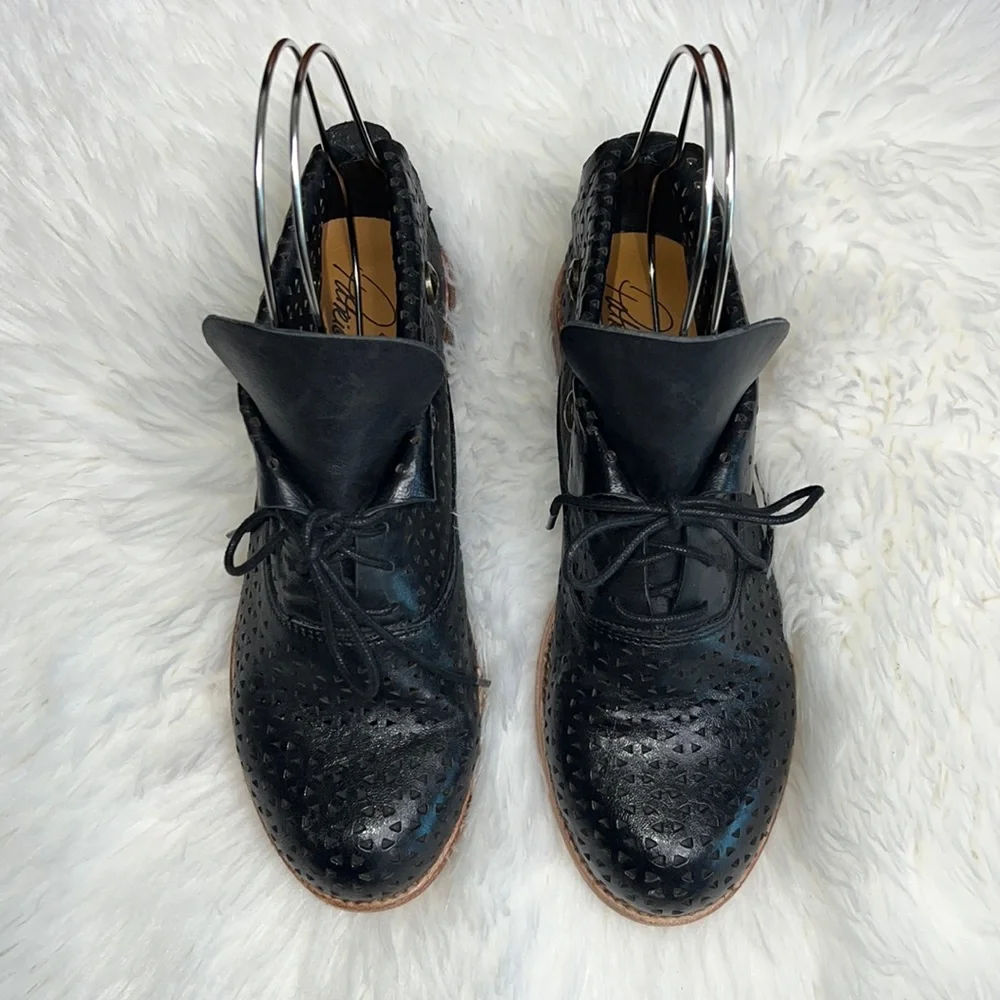 🔹 Patricia Nash Lace Up Perforated Bootie